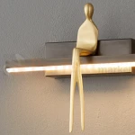 Lampa ścienna kinkiet ze złotą figurą AMICI LED 31 cm czarny perfektmarket (4).webp