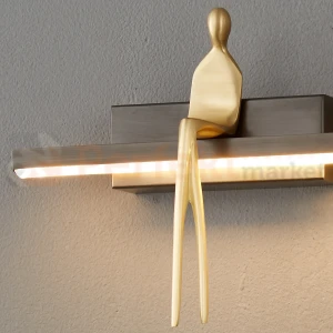 Lampa ścienna kinkiet ze złotą figurą AMICI LED 31 cm czarny