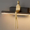 Lampa ścienna kinkiet ze złotą figurą AMICI LED 31 cm czarny perfektmarket (1).webp