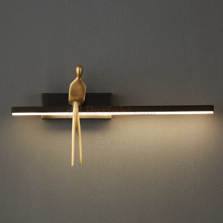 Lampa ścienna kinkiet ze złotą figurą AMICI LED 31 cm czarny perfektmarket (2).webp