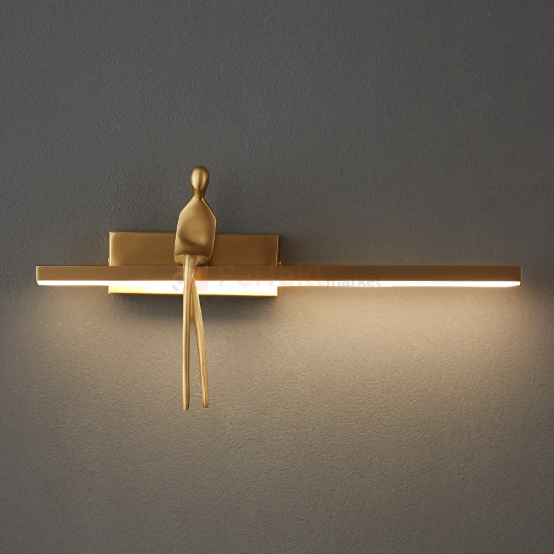 Lampa ścienna kinkiet ze złotą figurą AMICI LED 31 cm złoty perfektmarket.webp