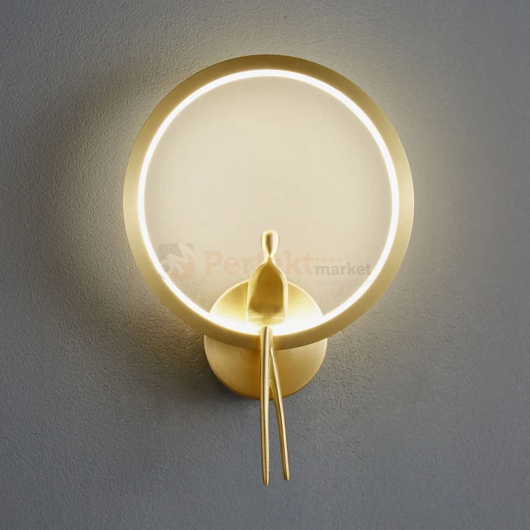Designerski kinkiet złoty LED, złota obręcz ze złotą figurą AMICI LED 27 cm perfektmarket (2).webp