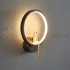 Designerski kinkiet czarno złoty LED, złota obręcz ze złotą figurą AMICI LED 27 cm perfektmarket (1).webp