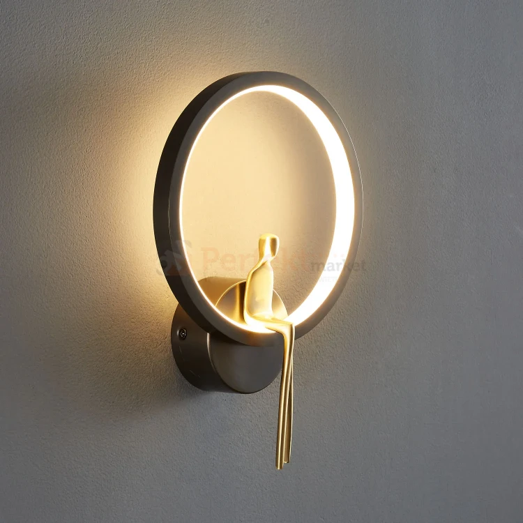 Designerski kinkiet czarno złoty LED, złota obręcz ze złotą figurą AMICI LED 27 cm perfektmarket (1).webp