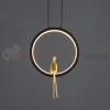 Lampa wisząca AMICI 27cm czarny ring z złotą figurą 3000K perfektmarket (7).webp