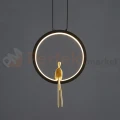 Lampa wisząca AMICI 27cm czarny ring z złotą figurą 3000K perfektmarket (7).webp