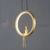 Lampa wisząca AMICI 27cm złoty ring z złotą figurą 3000K perfektmarket (7).webp