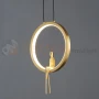 Lampa wisząca AMICI 27cm złoty ring z złotą figurą 3000K perfektmarket (7).webp