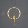 Lampa wisząca AMICI 27cm złoty ring z złotą figurą 3000K perfektmarket (6).webp