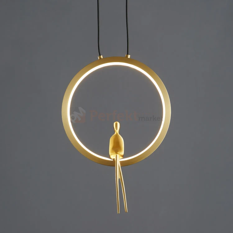 Lampa wisząca AMICI 27cm złoty ring z złotą figurą 3000K perfektmarket (6).webp