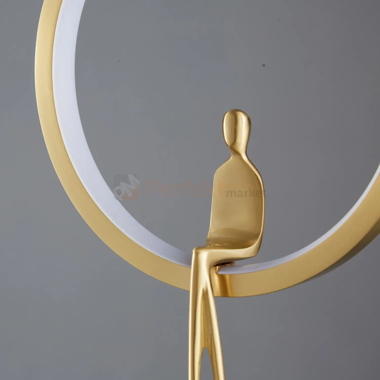 Lampa wisząca AMICI 27cm złoty ring z złotą figurą 3000K perfektmarket (4).webp