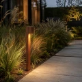 lampa zewnetrzna stojąca słupek led corten ALOR markslojd aranżacja 1.webp