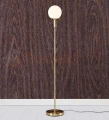 lampa podłogowa stojąca do_restauracji do_salonu do_hotelu MINA 106867 Markslojd szklana biała kula mosiądz złota perfektmarket .jpg