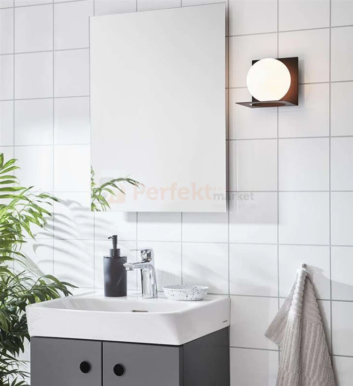 kinkiet na wysięgniku do salonu lampa_ścienna zenit kula szklana biała_kula 107495 Markslojd czarna modernizm perfektmarket.jpg