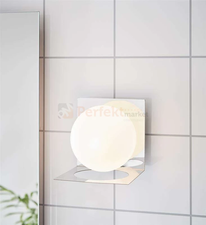 kinkiet na wysięgniku do salonu lampa_ścienna zenit kula szklana biała_kula 107488 Markslojd modernizm perfektmarket.jpg