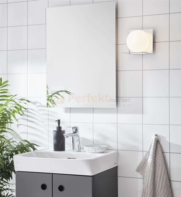 kinkiet na wysięgniku do salonu lampa_ścienna zenit kula szklana biała_kula 107488 Markslojd modernizm perfektmarket.jpg