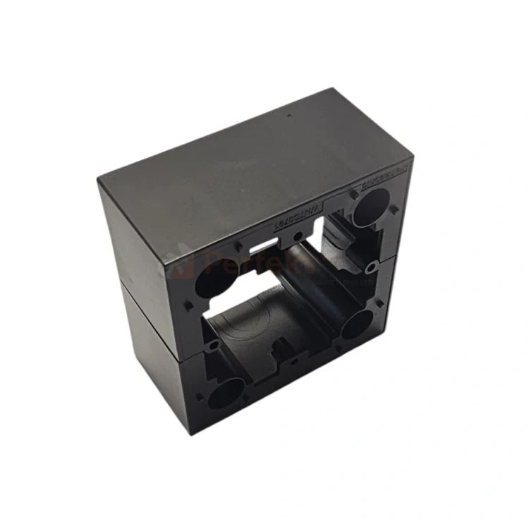 Novella adapter natynkowy, puszka montażowa kolor czarny 93550003M 1 perfektmarket.webp